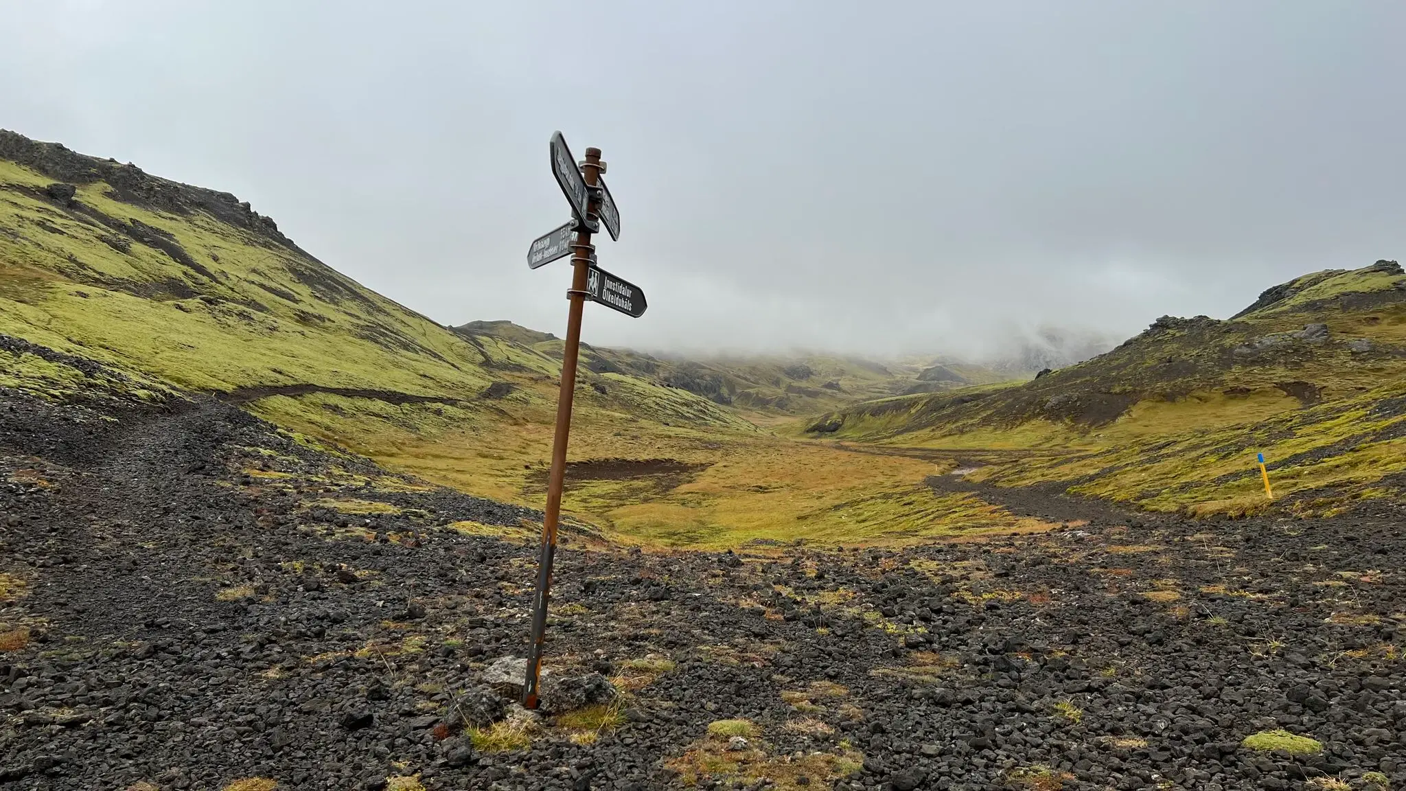 Trail intersection in Sleggjubeinsskarð
