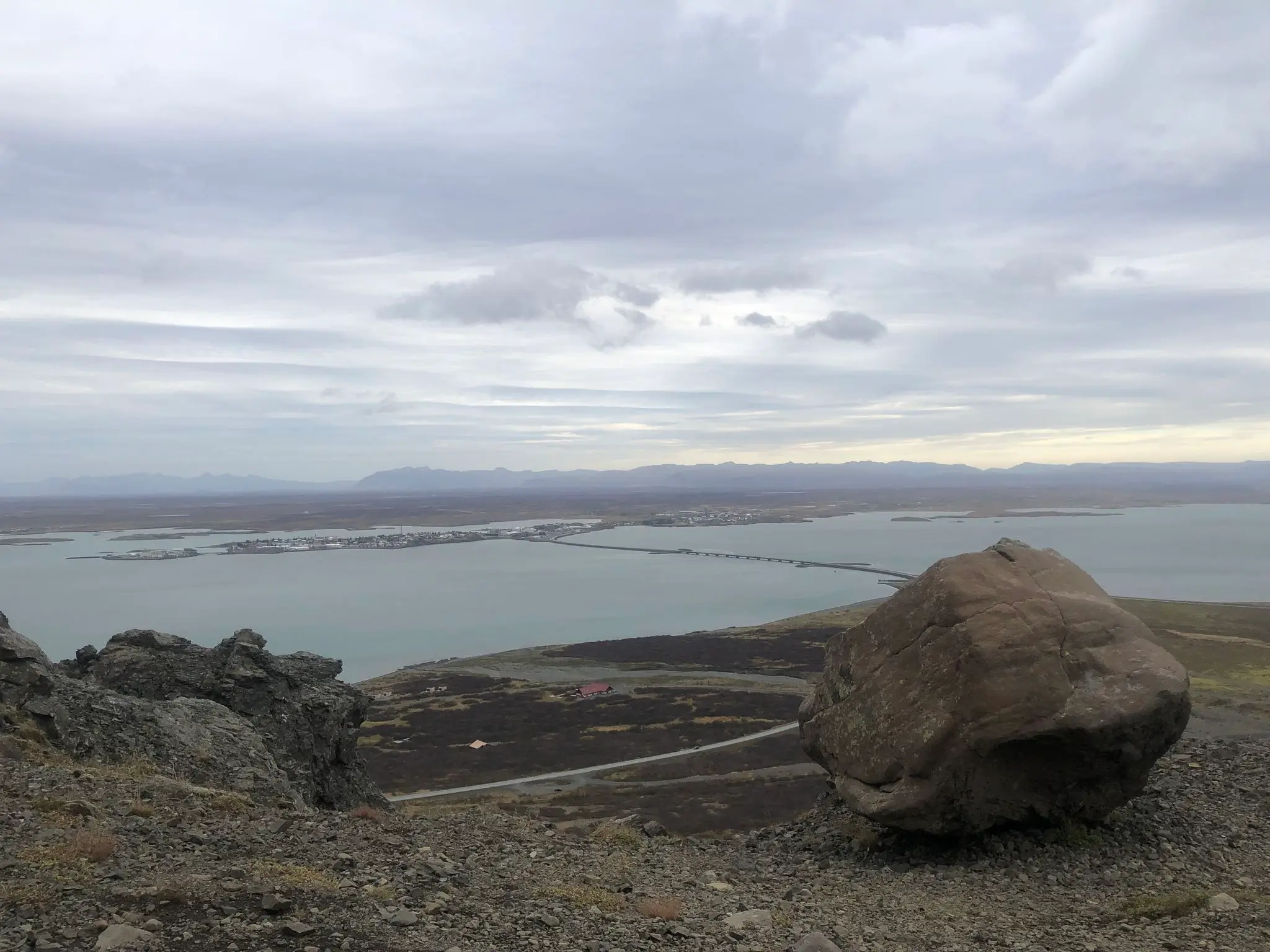 Reach the ridge at Steini („Stone”)