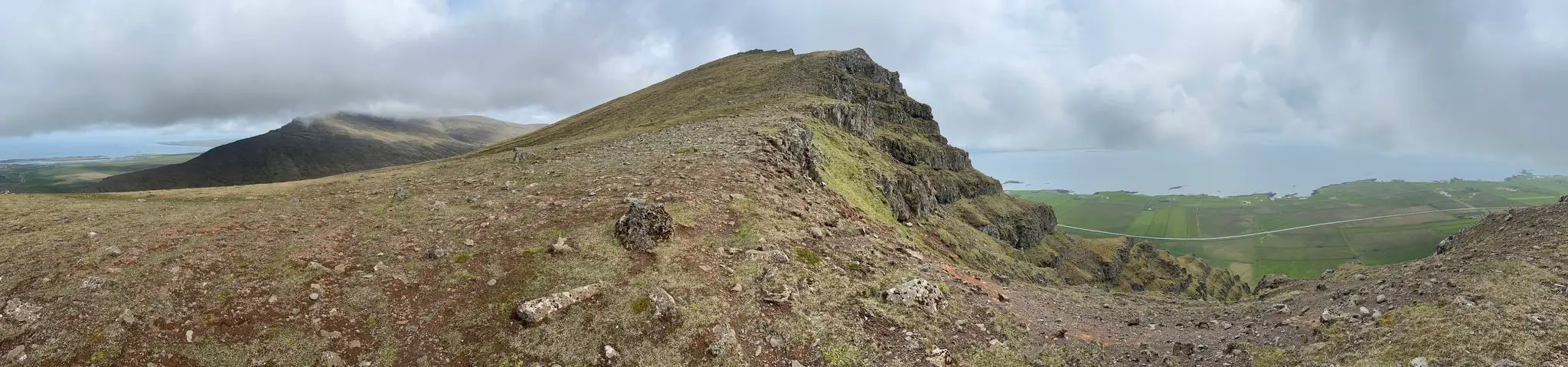 Háihnúkur (center) behind some false summits