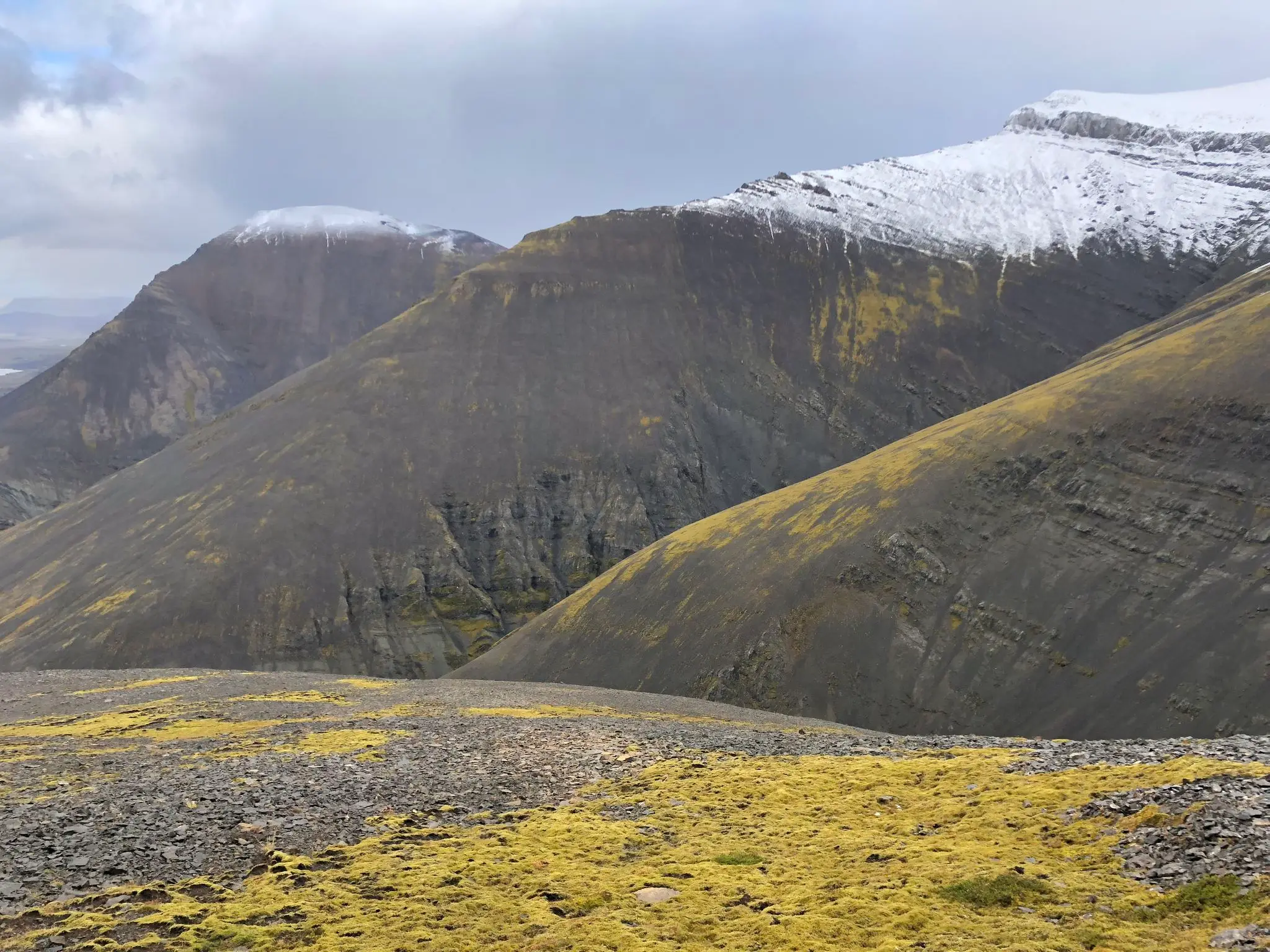 Deep valleys separate the inner peaks