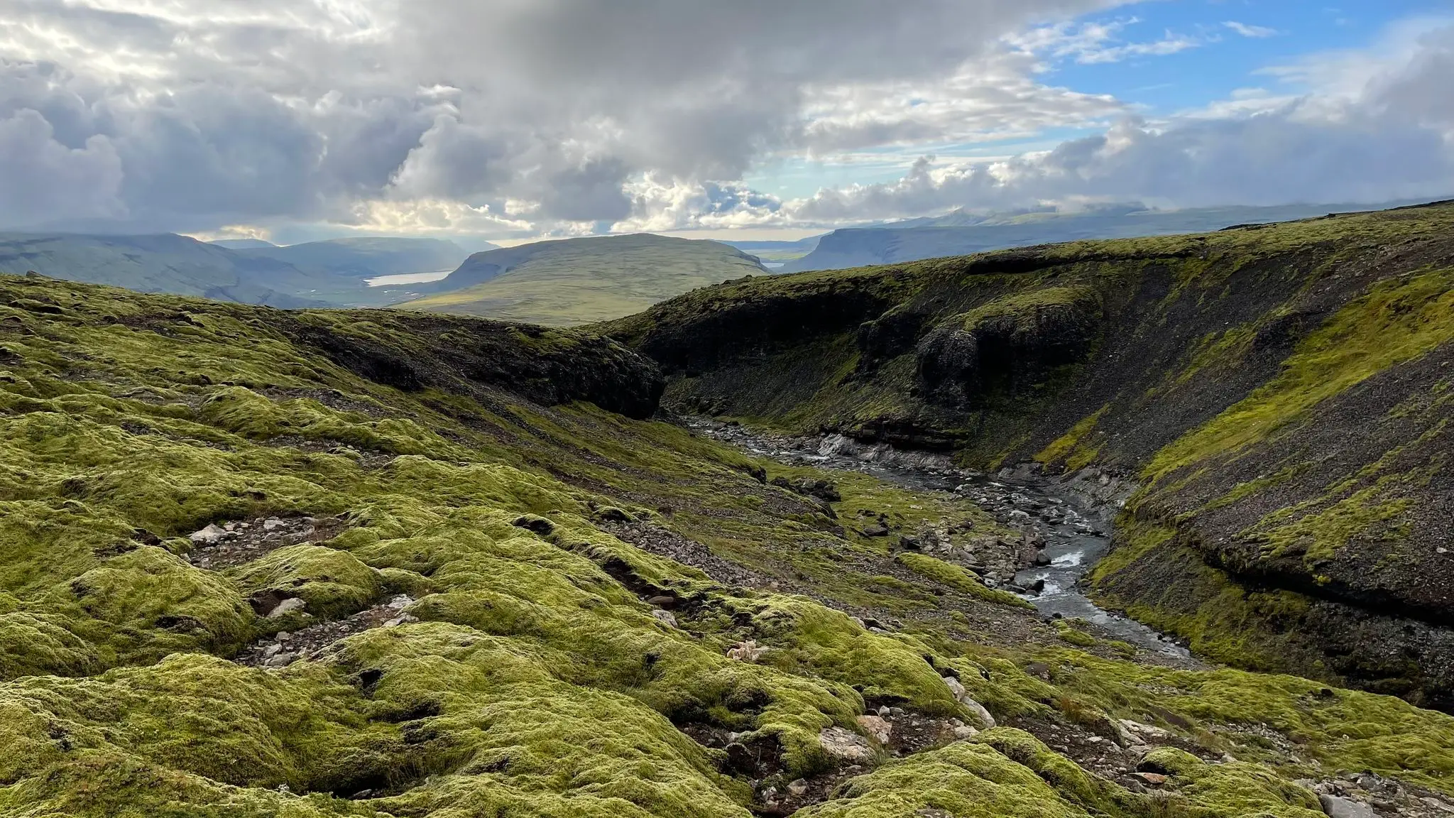 Follow along the left bank of the Hvalskarðsá