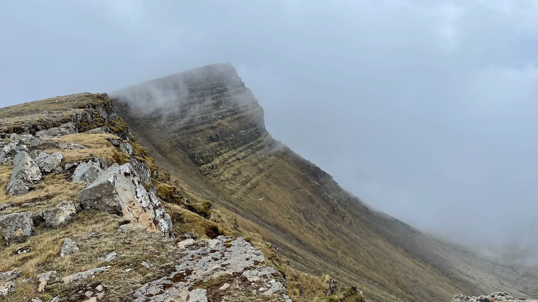 Follow the ridge to Geirmundartindur