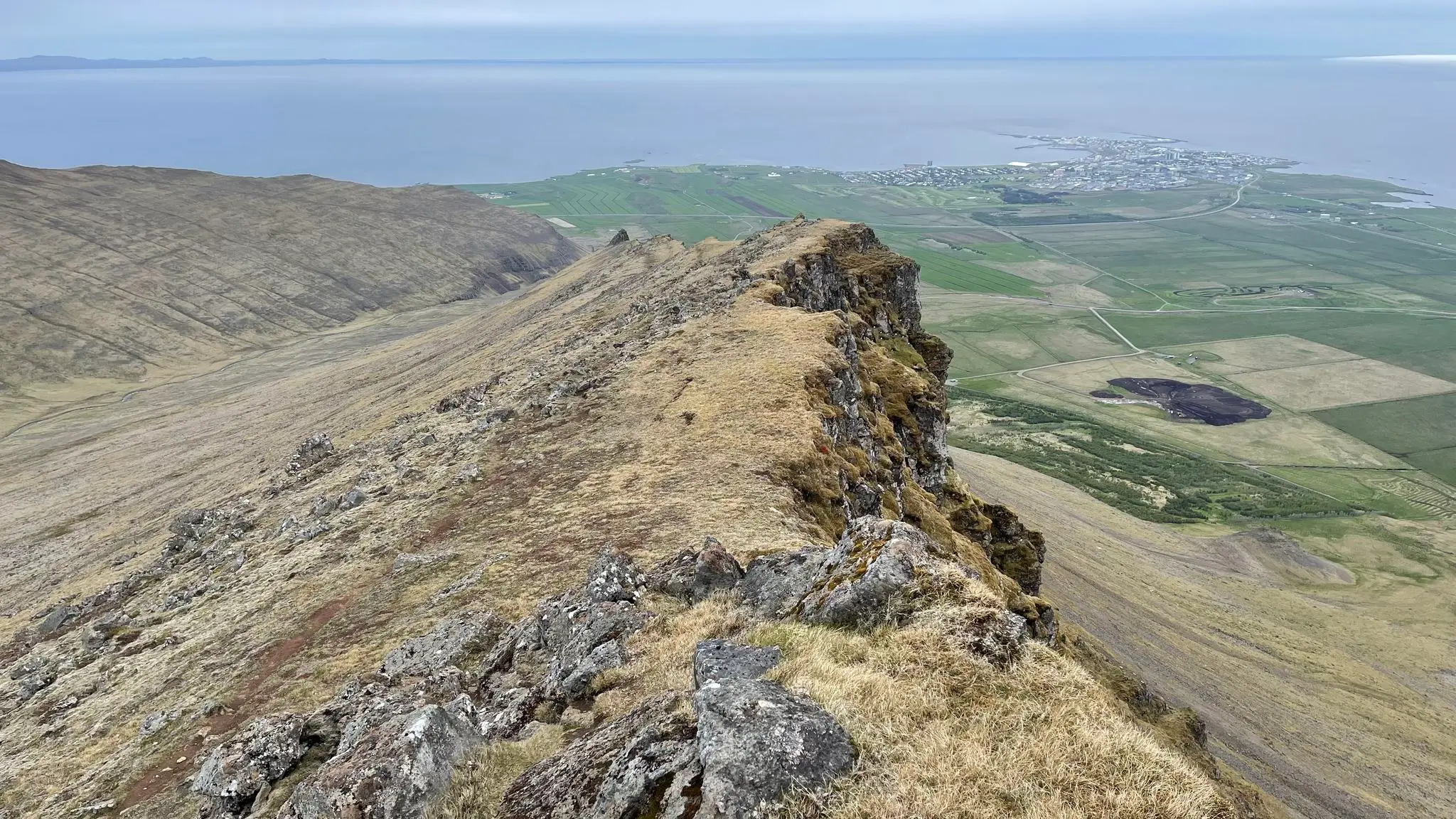 Ridge trail back to the starting point, Akranes in the background